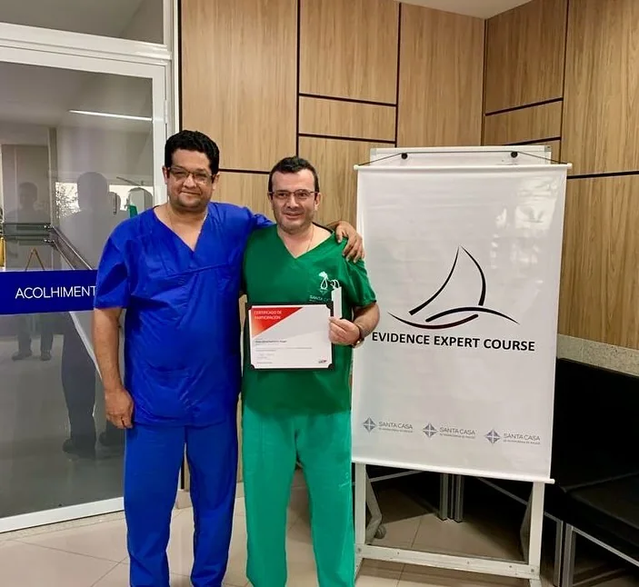 El Dr. Elver Camacho Ángel recibiendo el certificado del Evidence Expert Course