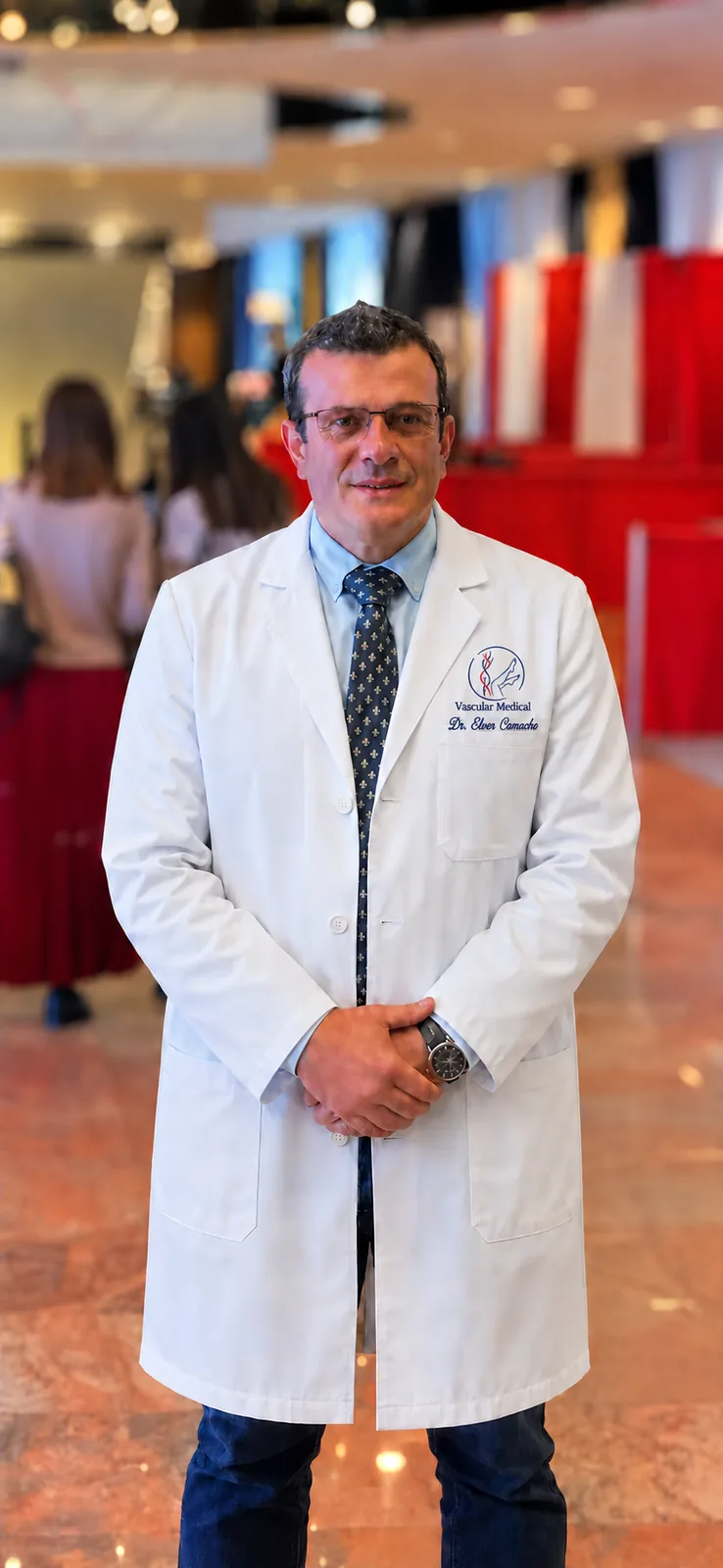 Dr. Elver Camacho Ángel, cirujano vascular, con bata de Vascular Medical